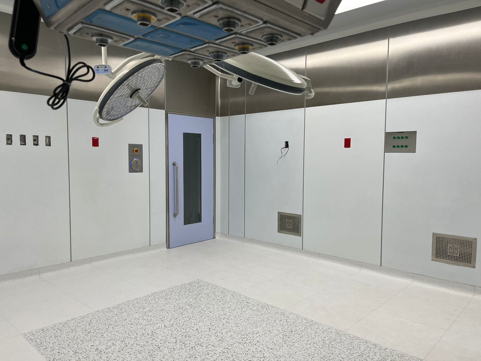 Vista completa quirófano Hospital Zapopan paneles Confortta